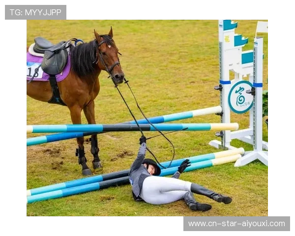 马术选手落马瞬间翻滚避险，惊险影像成热搜